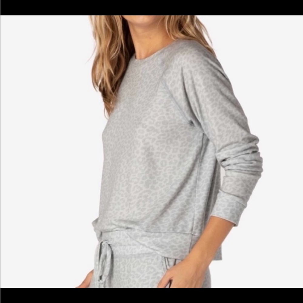 Beyond Yoga Leopard Favorite Raglan Crew Pullover in Grey Leopard